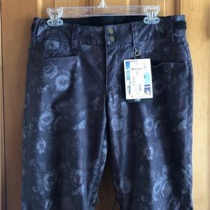 Roxy “Woods Run” floral snowboard pants